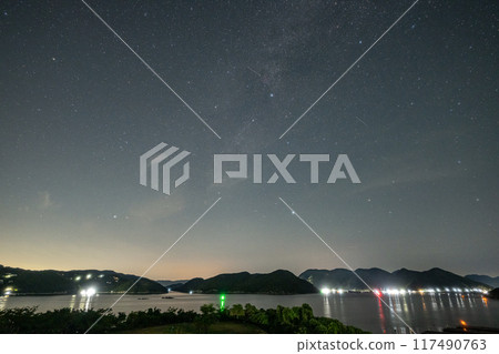 日本岡山縣備前市橛島上空漂浮著美麗的星空 117490763