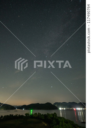 日本岡山縣備前市橛島上空漂浮著美麗的星空 日本岡山縣備前市橛島上空漂浮著美麗的星空 117490764
