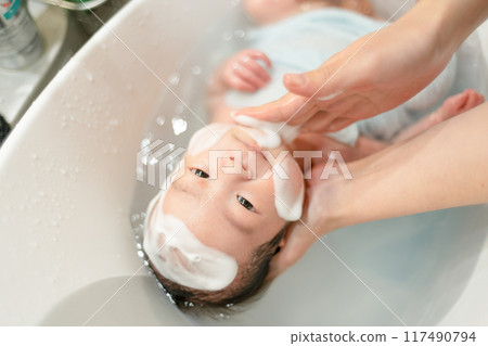 給寶寶洗澡臉上有泡泡 117490794