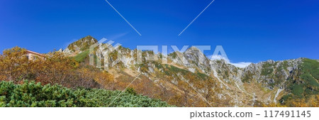 從千疊敷冰斗在藍天的襯托下，可以將雄偉的中央阿爾卑斯山盡收眼底。 117491145