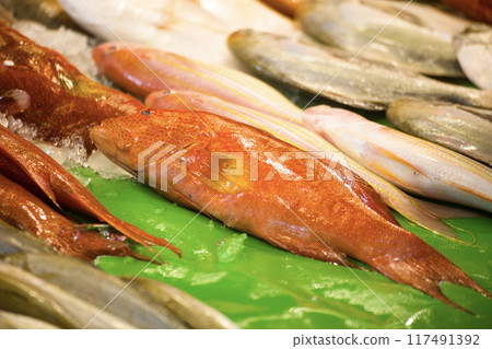 新鮮的紅條魚在市場上 117491392
