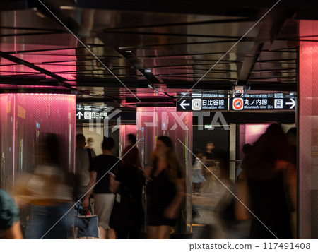 Subway transfer information display inside the station (Tokyo Metro Ginza Station) 117491408