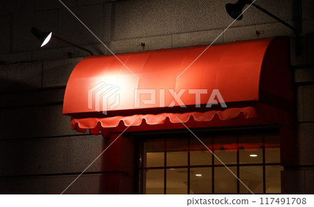 發光的紅色屋頂 117491708