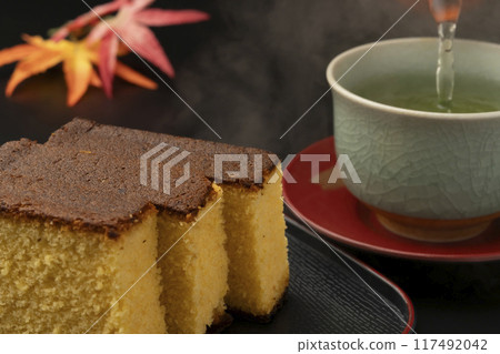 Castella Pouring tea Castella and green tea 117492042