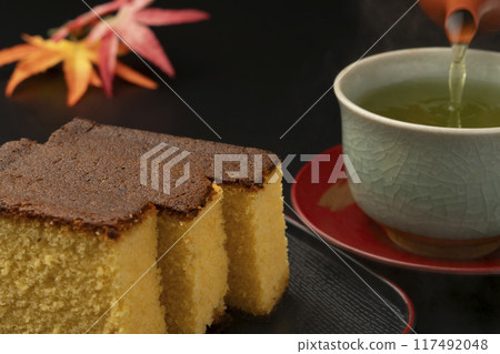 卡斯特拉茶倒卡斯特拉和綠茶 卡斯特拉茶倒卡斯特拉和綠茶 117492048