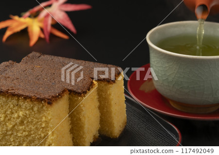 卡斯特拉茶倒卡斯特拉和綠茶 卡斯特拉茶倒卡斯特拉和綠茶 117492049