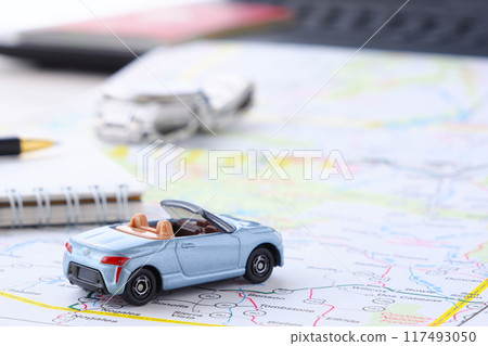 乘坐兩座敞篷車開始無憂無慮的公路旅行的照片。 117493050