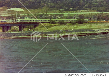 1981 年 4 月 26 日,新松田茅山,小田急號,古老的 4000 型 5 節車廂列車,穿越佐川河,新松田茅山 1981 年 4 月 26 日,新松田茅山,小田急號,古老的 4000 型 5 節車廂列車,穿越佐川河,新松田茅山 117493571