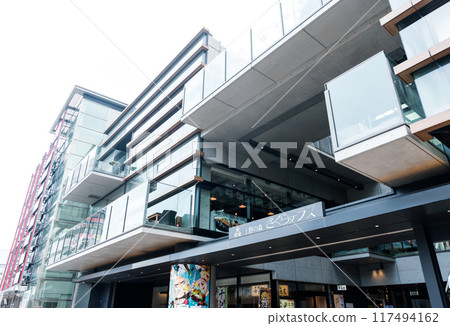 東京台東區上野森櫻花露台的外景，陽光明媚的夏日藍天 117494162