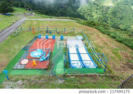 新潟縣南魚沼郡湯澤町湯澤高原全景公園水上樂園、晴朗的夏日天空 新潟縣南魚沼郡湯澤町湯澤高原全景公園水上樂園、晴朗的夏日天空 117494175