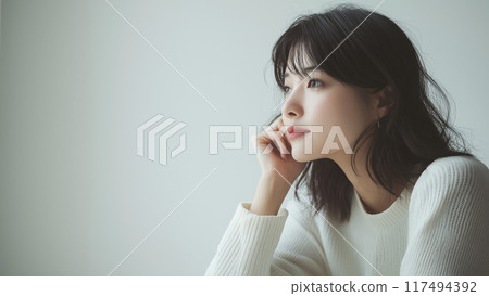 一個自然美麗的女人在安靜的時間沉思 一個自然美麗的女人在安靜的時間沉思 117494392