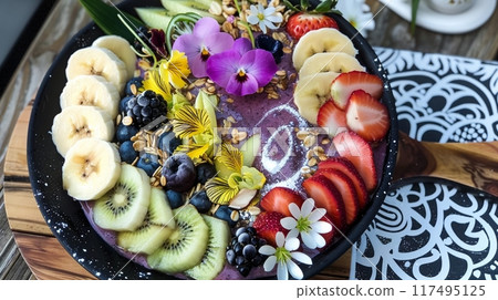色彩繽紛、健康的阿薩伊碗,帶有曼陀羅圖案,配有新鮮水果和漿果:複製空間 色彩繽紛、健康的阿薩伊碗,帶有曼陀羅圖案,配有新鮮水果和漿果:複製空間 117495125