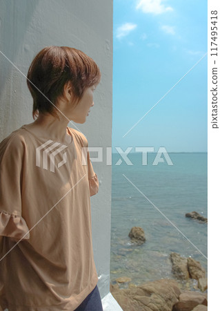 長崎縣五島市，一名婦女在眺望大海 117495418