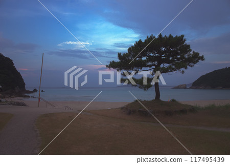 Dawn scenery at Takahama Beach in Goto City, Nagasaki Prefecture 117495439
