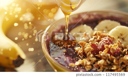 營養豐富的阿薩伊碗，淋上蜂蜜和早晨的陽光：複製空間 117495569