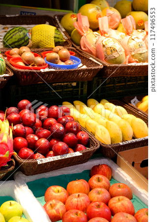 在露天市場出售的水果,如橙子。其中大部分是進口的。 在露天市場出售的水果,如橙子。其中大部分是進口的。 117496553