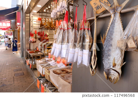 鹽乾魚(火腿)在香港西部的德助道出售。它類似於草屋,味道鮮美。以前很便宜,但現在很貴 鹽乾魚(火腿)在香港西部的德助道出售。它類似於草屋,味道鮮美。以前很便宜,但現在很貴 117496568