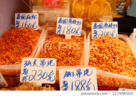 香港德輔道西一家乾糧店出售的蝦米。價格因產地和大小而異。 香港德輔道西一家乾糧店出售的蝦米。價格因產地和大小而異。 117496569