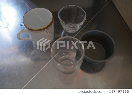 放置在水槽中的餐具 放置在水槽中的餐具 117497116