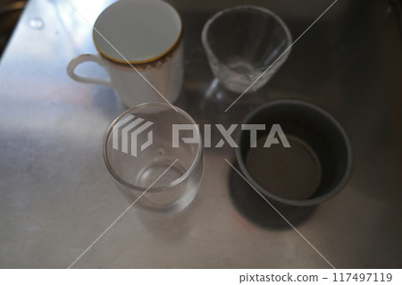 放置在水槽中的餐具 放置在水槽中的餐具 117497119