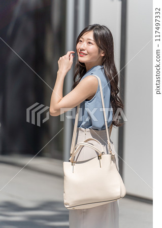 放下肩包走路的女商人 117497332