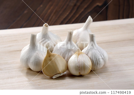 Fresh garlic Fresh garlic 117498419