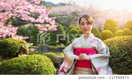 花園裡穿著和服的美麗女人 117498473