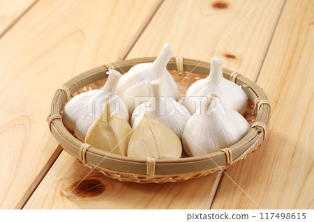 Fresh garlic in a colander Fresh garlic in a colander 117498615