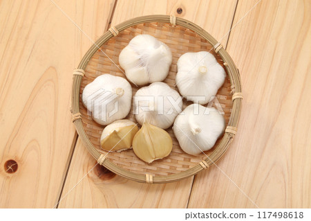 Fresh garlic in a colander Fresh garlic in a colander 117498618