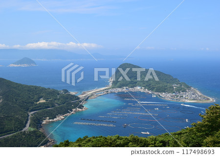 The fish farms and lush mountains that adorn the sea of Kashiwajima The fish farms and lush mountains that adorn the sea of Kashiwajima 117498693