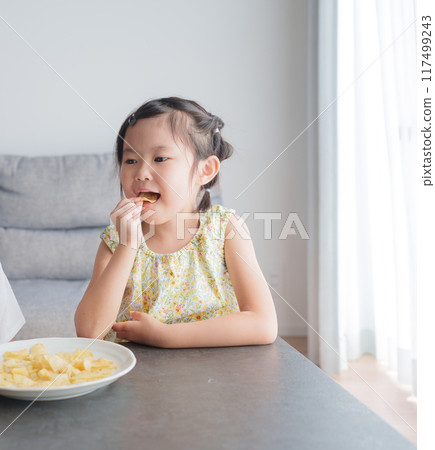 孩子吃甜薯片 117499243