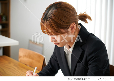 穿著西裝的女人在家操作平板電腦 117499292