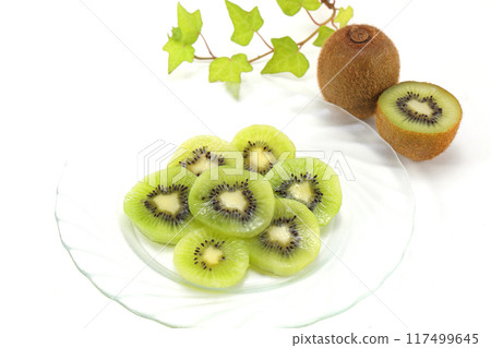 Freshly cut kiwi fruit 117499645