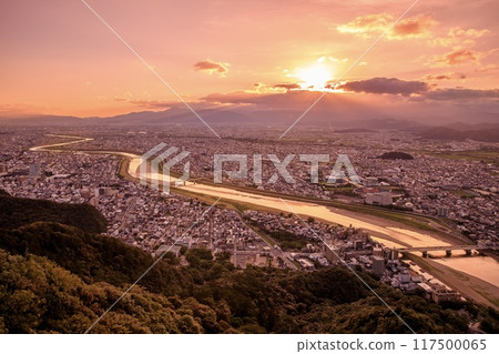 從岐阜市岐阜城看到的日落（長良川方向） 117500065
