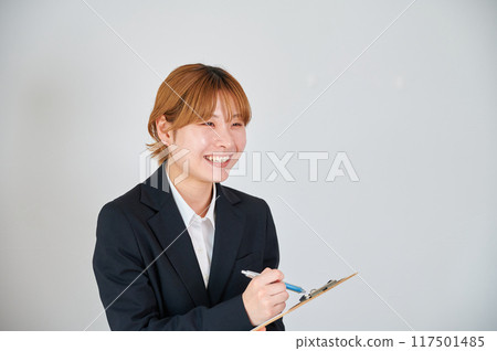 接受調查銷售活頁備忘錄的女商人 117501485
