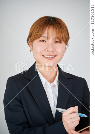 接受調查銷售活頁備忘錄的女商人 接受調查銷售活頁備忘錄的女商人 117501515