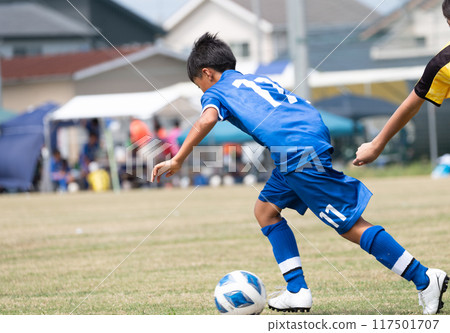 踢足球比賽的小學生 踢足球比賽的小學生 117501707