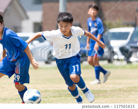 踢足球比賽的小學生 踢足球比賽的小學生 117501815