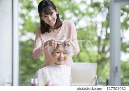 高級婦女正在由美髮師理髮 117502082