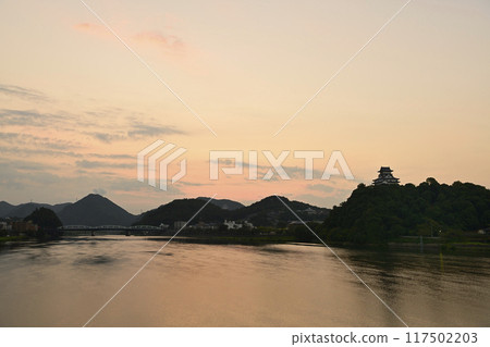 Beautiful sunrise and the national treasure Inuyama Castle 117502203