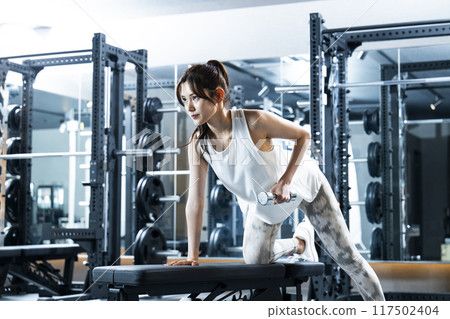 年輕女子在健身房訓練 年輕女子在健身房訓練 117502404