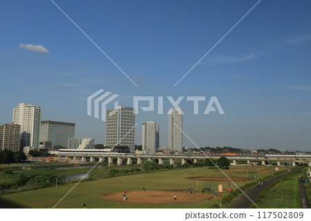從多摩川河床看到的二子玉川車站週邊的風景 從多摩川河床看到的二子玉川車站週邊的風景 117502809