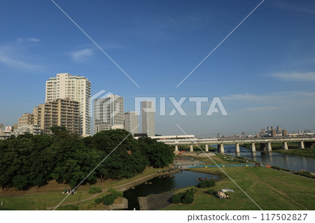 從多摩川河床看到的二子玉川車站週邊的風景 從多摩川河床看到的二子玉川車站週邊的風景 117502827
