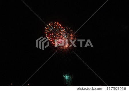 煙火在月夜的夜空中翩翩起舞 煙火在月夜的夜空中翩翩起舞 117503936