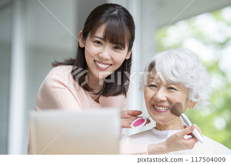 髮型師和化妝師為一位高級女性化妝 髮型師和化妝師為一位高級女性化妝 117504009