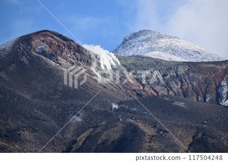 經歷了第一場降雪的火山峰十勝岳 117504248