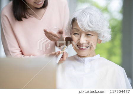 高級女子化妝 117504477