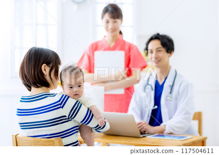 Male doctor pediatrics 117504611
