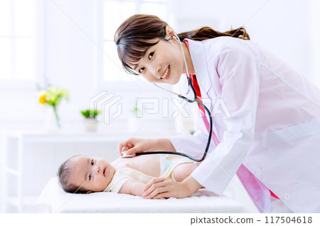 女醫生檢查嬰兒 117504618