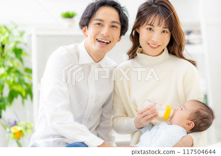 一對夫婦給嬰兒牛奶 117504644